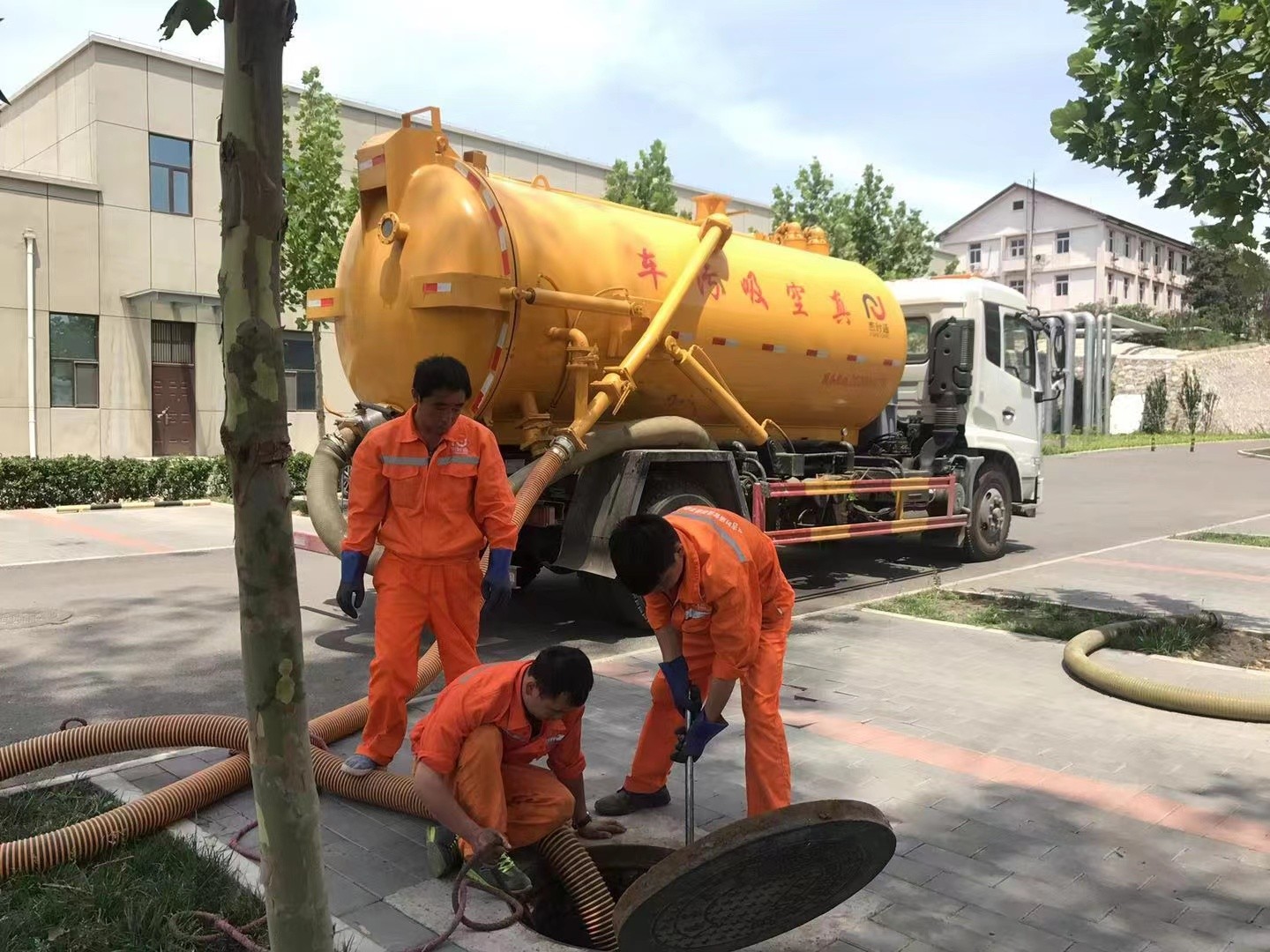 江孜管道疏通车停在窨井附近